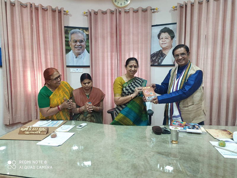 Dr. Maheshchandra Sharma reached Indira Gandhi University of Arts and Culture