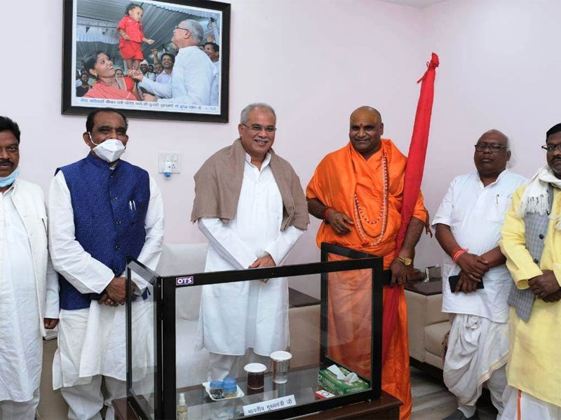 Shankaracharya Swami Atmanand Saraswati praised the Chief Minister